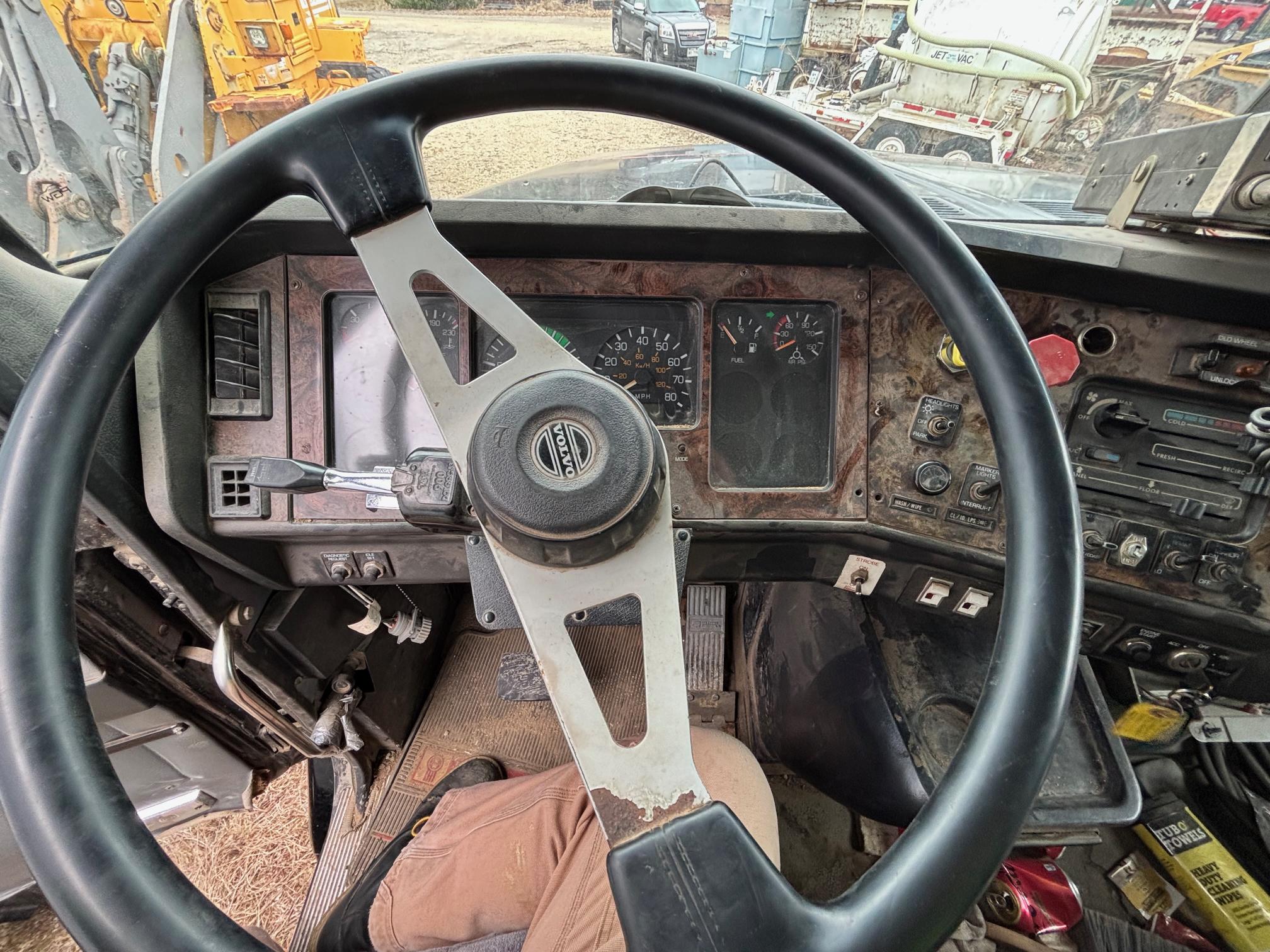 1996 VOLVO Quad-Axle - Image 9